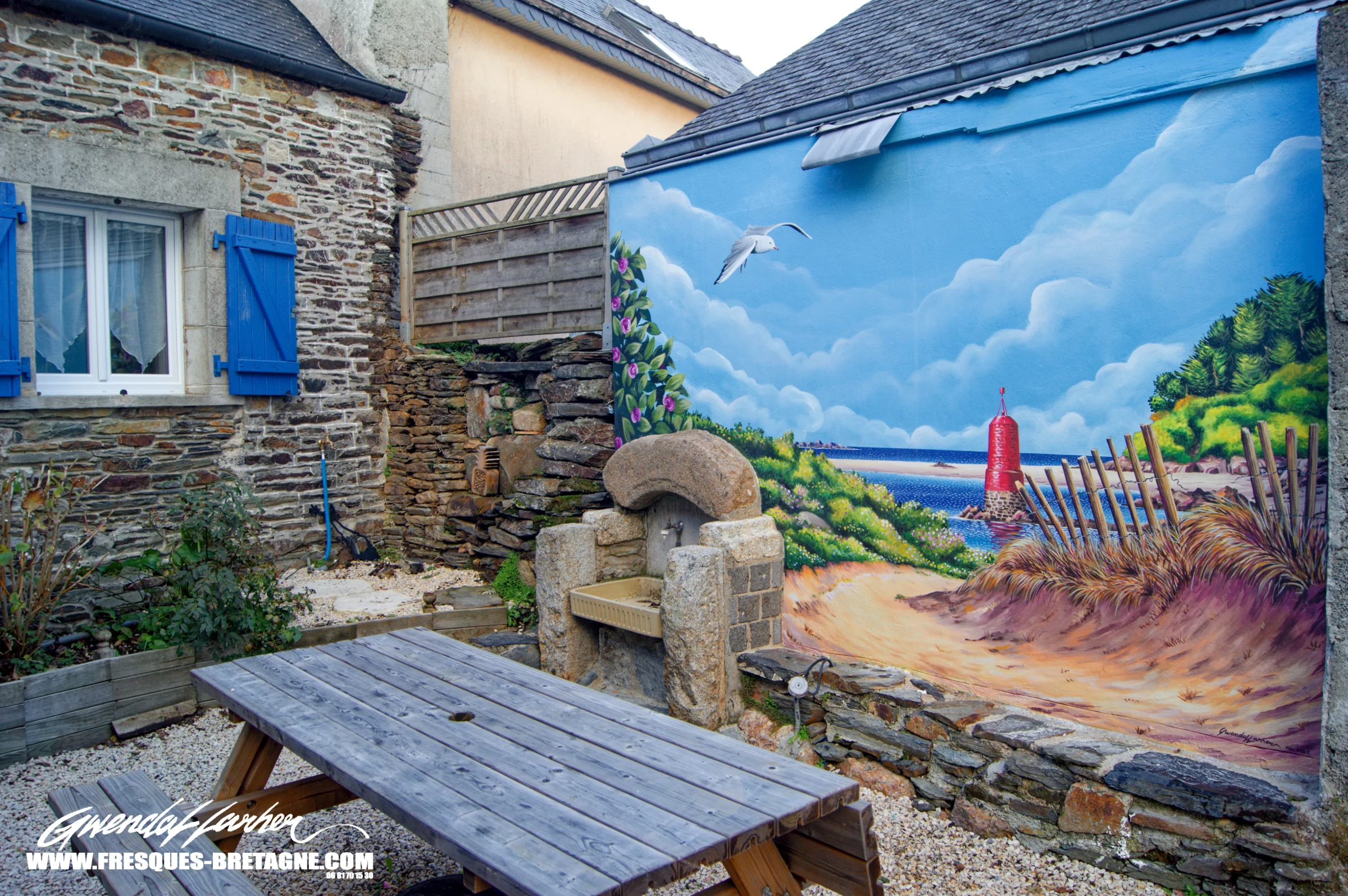 Une fresque maritime: l'océan les dunes et sable sur la terrasse d'une location touristique, Plestin-les-Grèves